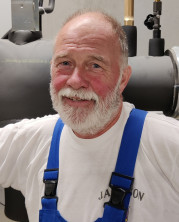 F. Landsiedel - Technik Teammitglied_FL vor technischer Anlage